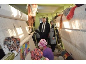 Kaymakam Eşiyle Halk Eğitim Kursiyerlerini Ziyaret Etti