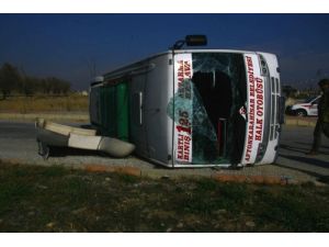 Otomobil, Halk Otobüsüyle Çarpıştı: 5 Yaralı