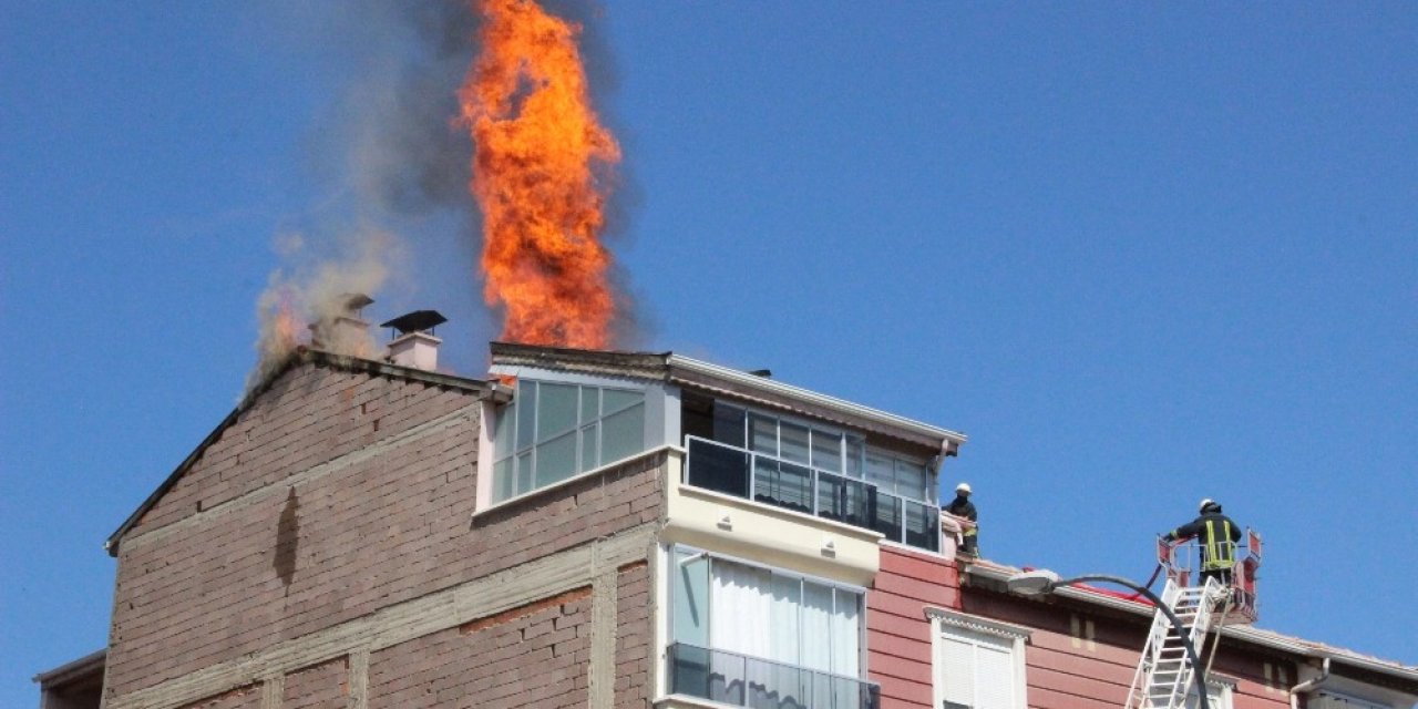 Karaman’da 5 katlı binanın çatı katında korkutan yangın