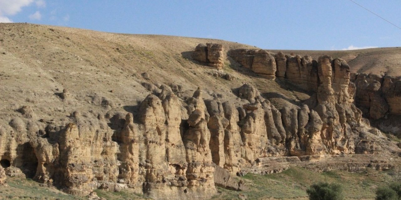 Karaman’daki sıralı kayalıklar peri bacalarını anımsatıyor