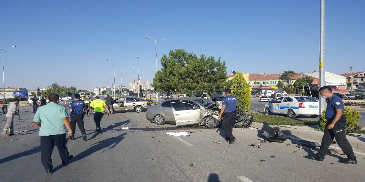Karaman’da iki otomobil çarpıştı: 1 yaralı