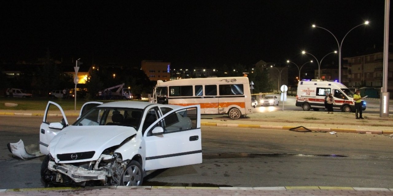 Karaman’da minibüs ile otomobil çarpıştı: 3 yaralı