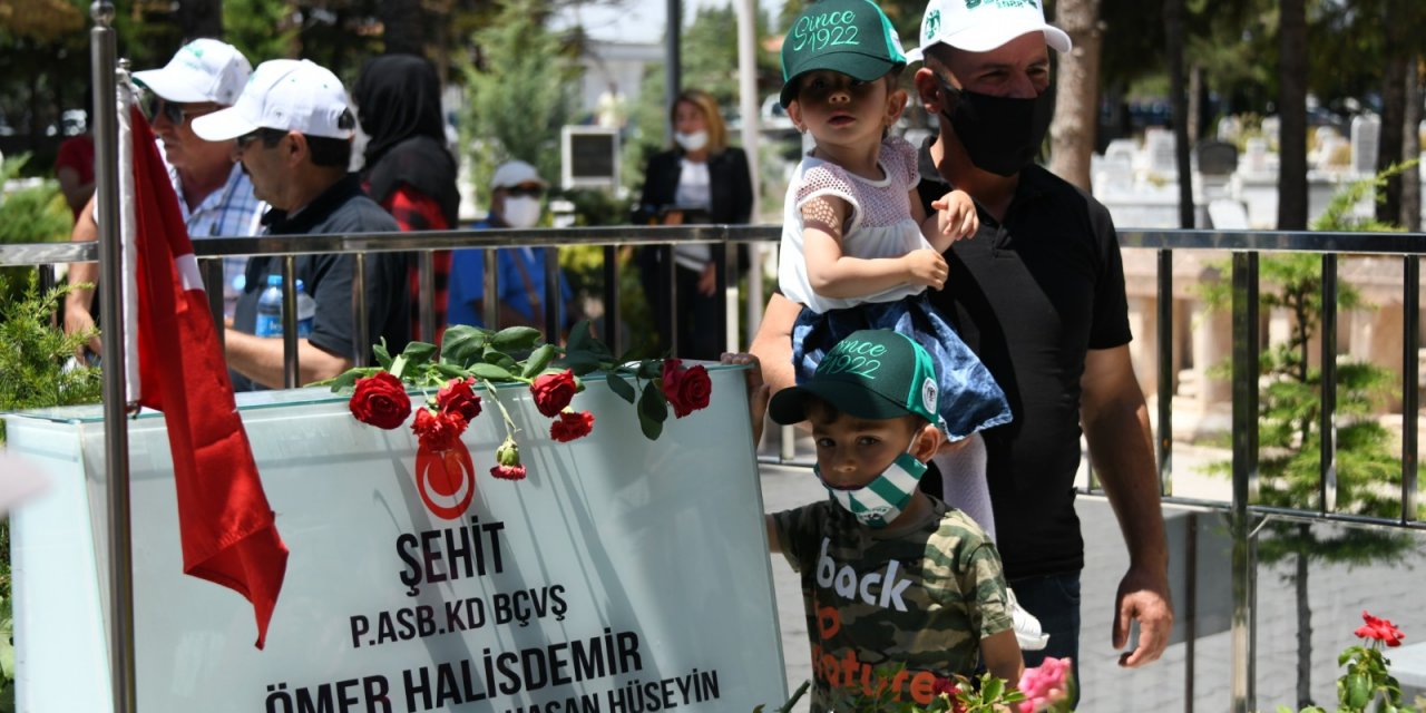 Şehit Halisdemir’i ziyarete gelenlere Konyaspor’dan su ve şapka