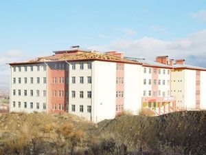 Akşehir'de rüzgar çatı uçurdu