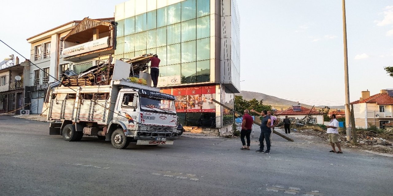 Konya'da aşırı yüklü kamyonet telefon direğini devirdi