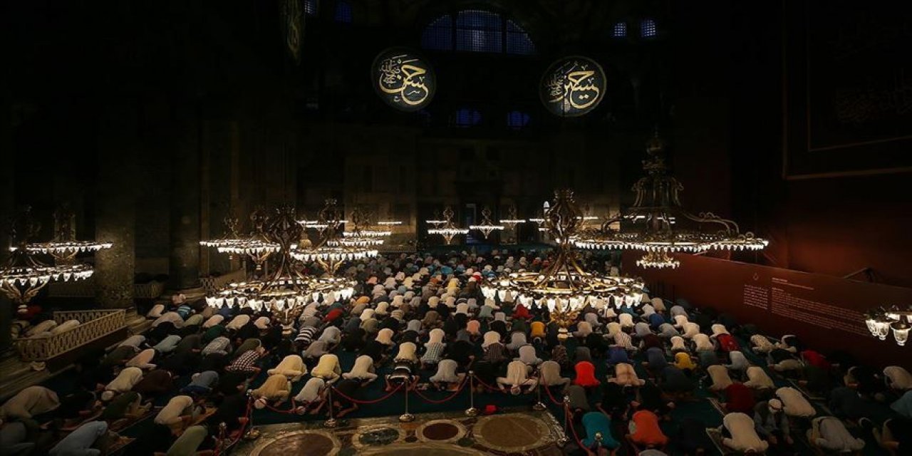 Ayasofya Camii'nde dördüncü sabah namazı büyük coşkuyla eda edildi