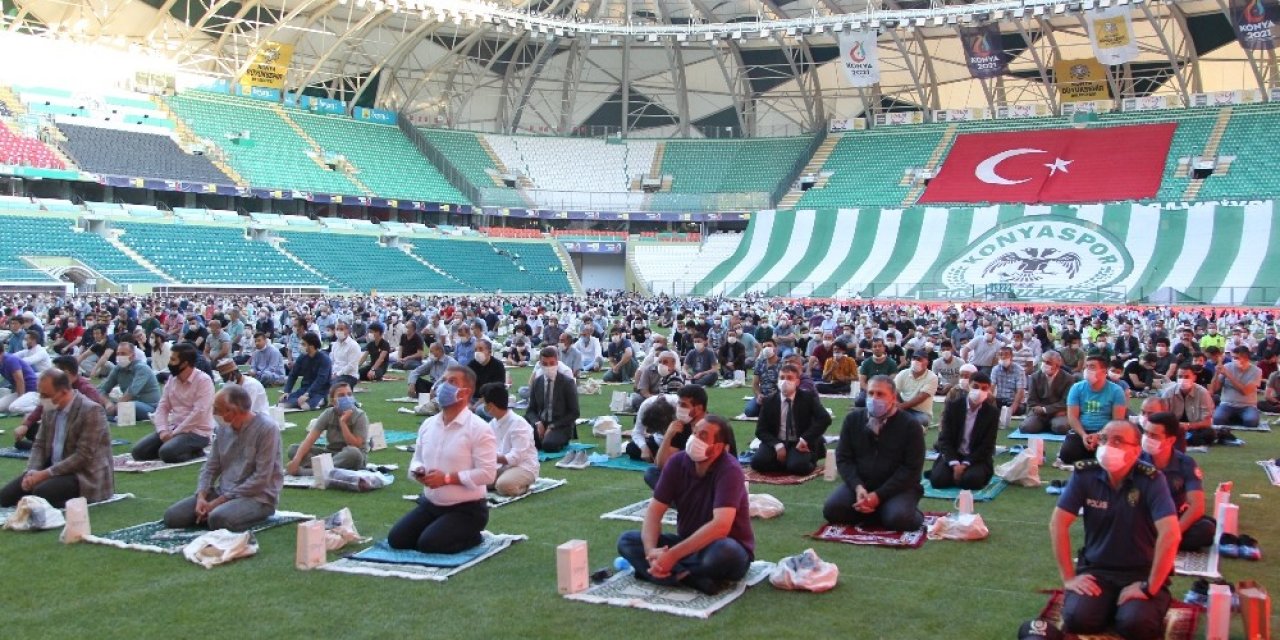 Bakan Murat Kurum, bayram namazını Konya’da kıldı