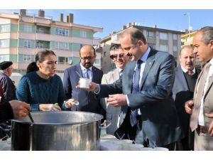 Minibüsçüler Aşure Dağıttı