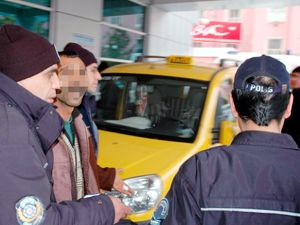 Dövdüğü karısını rehin aldı