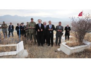 Vali Altıparmak, Yavi Şehitliği’ni Ziyaret Etti