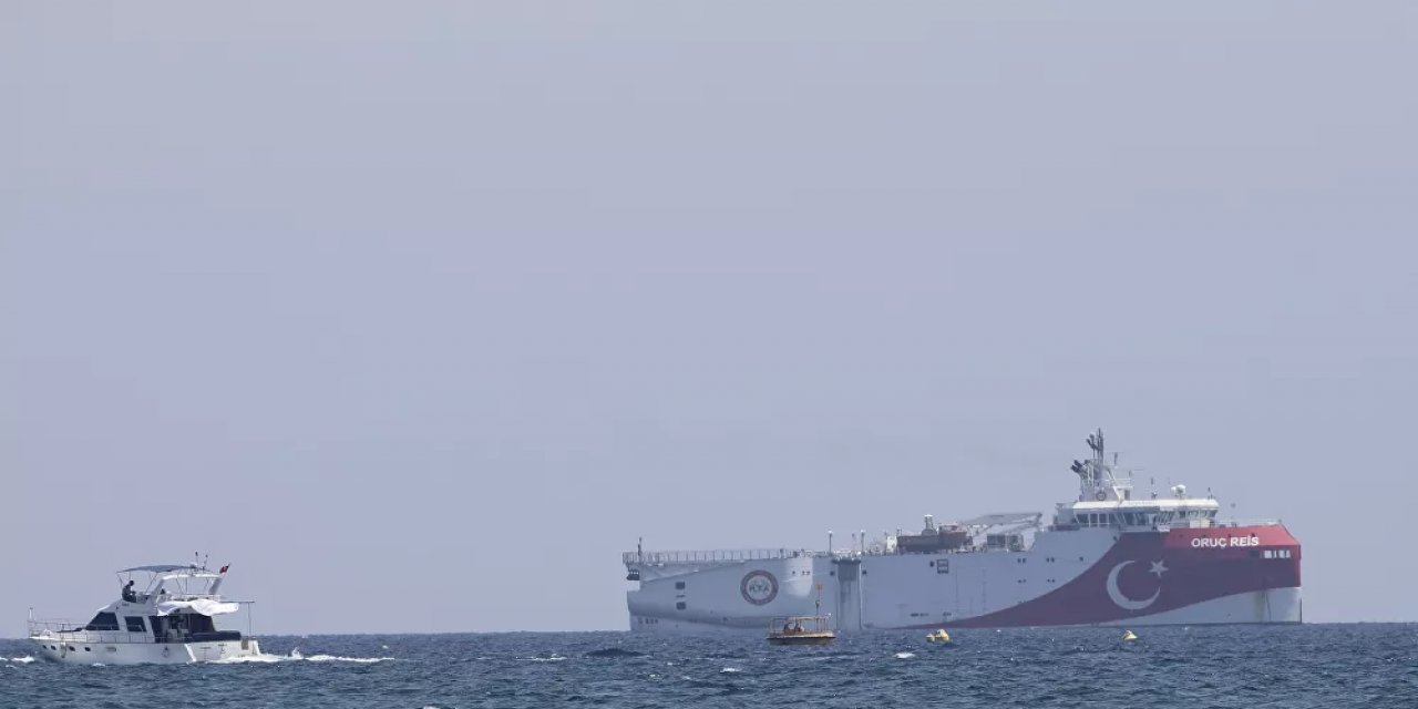 Türk hücumbotu Kaş'a, Yunan hücumbotu Meis Adası'na yanaştı