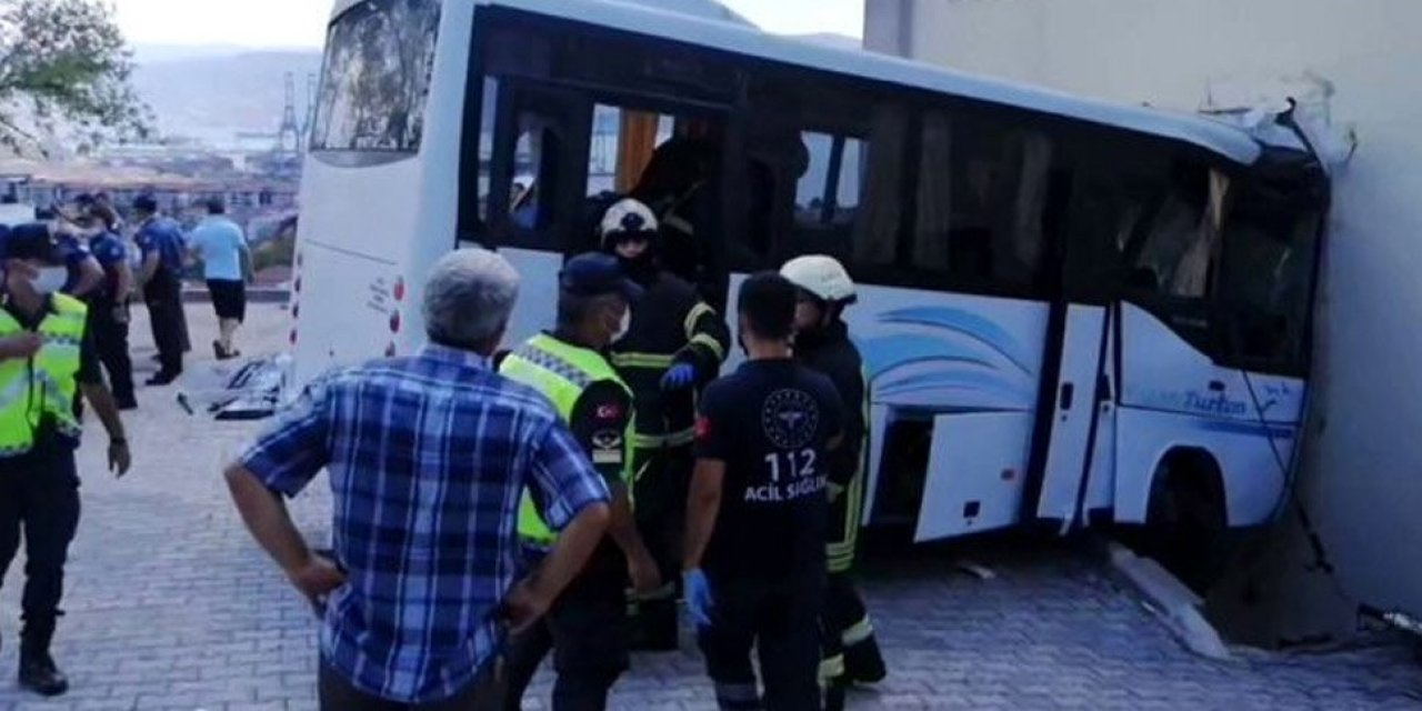 Jandarma servisi, otomobil ile çarpıştı: 17 asker yaralı