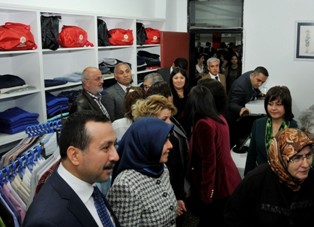 Selçuk'ta öğrenci giysi bankası kuruldu