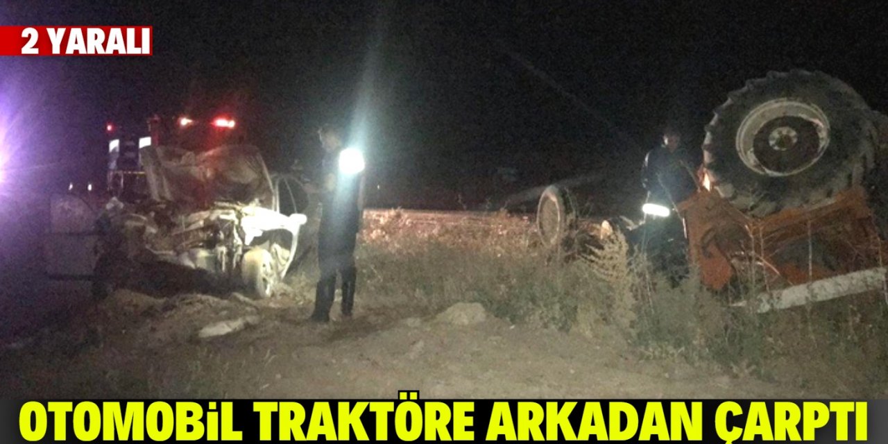 Konya'da otomobil traktöre çarptı: 2 yaralı