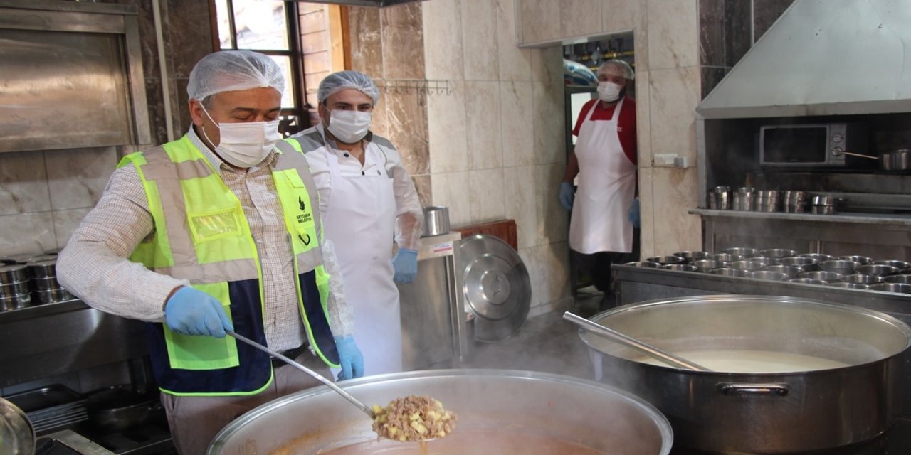 Konya'da aşevi 400 kişiye yemek dağıtıyor