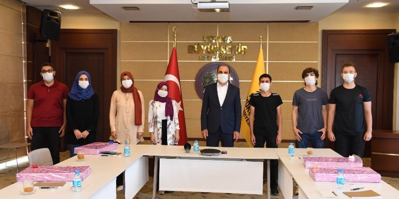 Başkan Altay YKS’de ilk 100’e giren Konyalı öğrencileri ağırladı