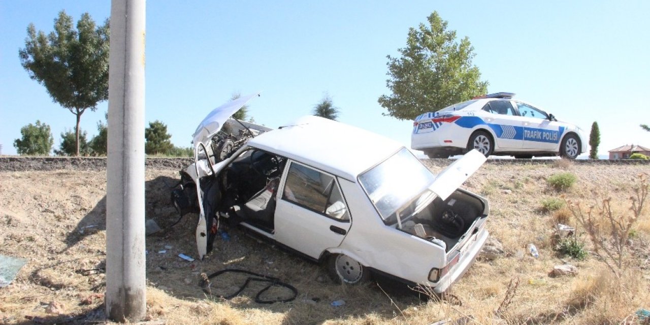 Karaman'da direğe çarpan otomobilin sürücüsü ağır yaralandı