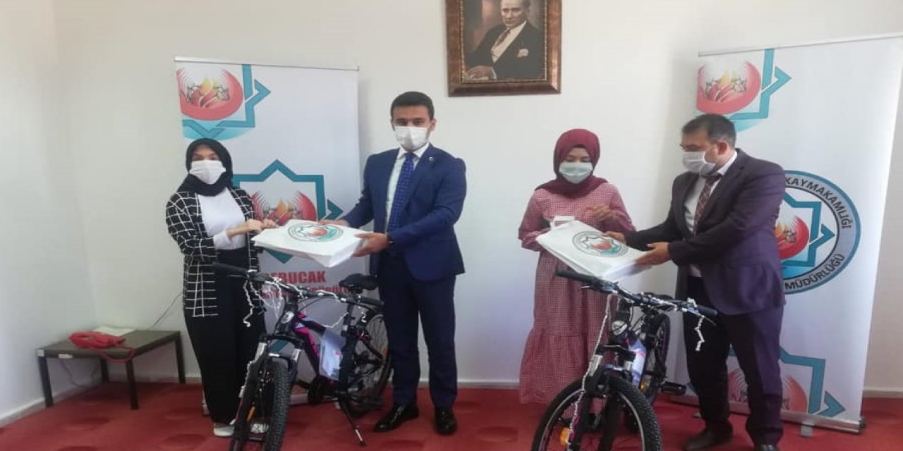 Derebucak'ta LGS ve YKS ilçe birincisi öğrenciler bisikletle ödüllendirildi