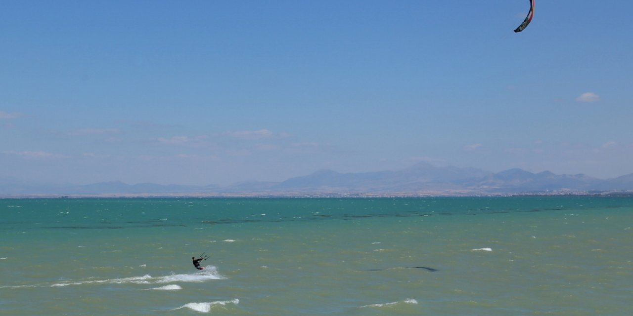 Beyşehir Gölü'ndeki Karaburun Plajında uçurtma sörfü keyfi