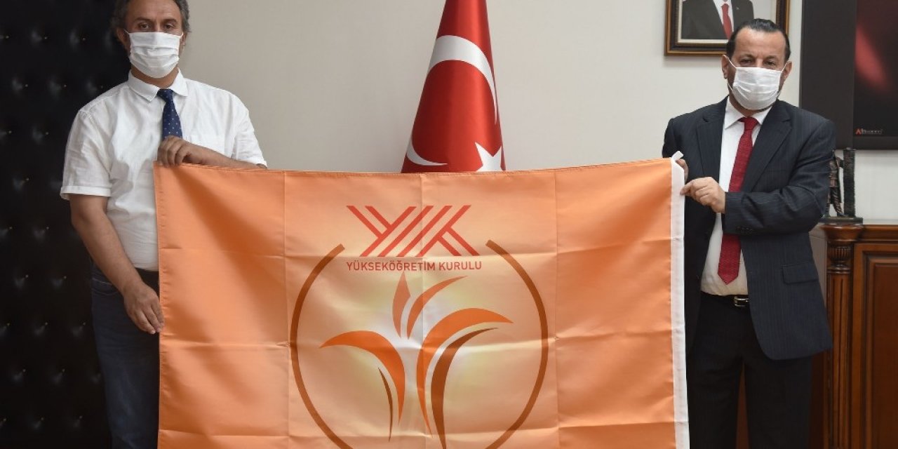 Rektör Akgül, bayrakları sahiplerine teslim etti