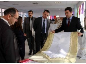 İşlemeyle Travmayı Atlatıp, Sergi Açtılar