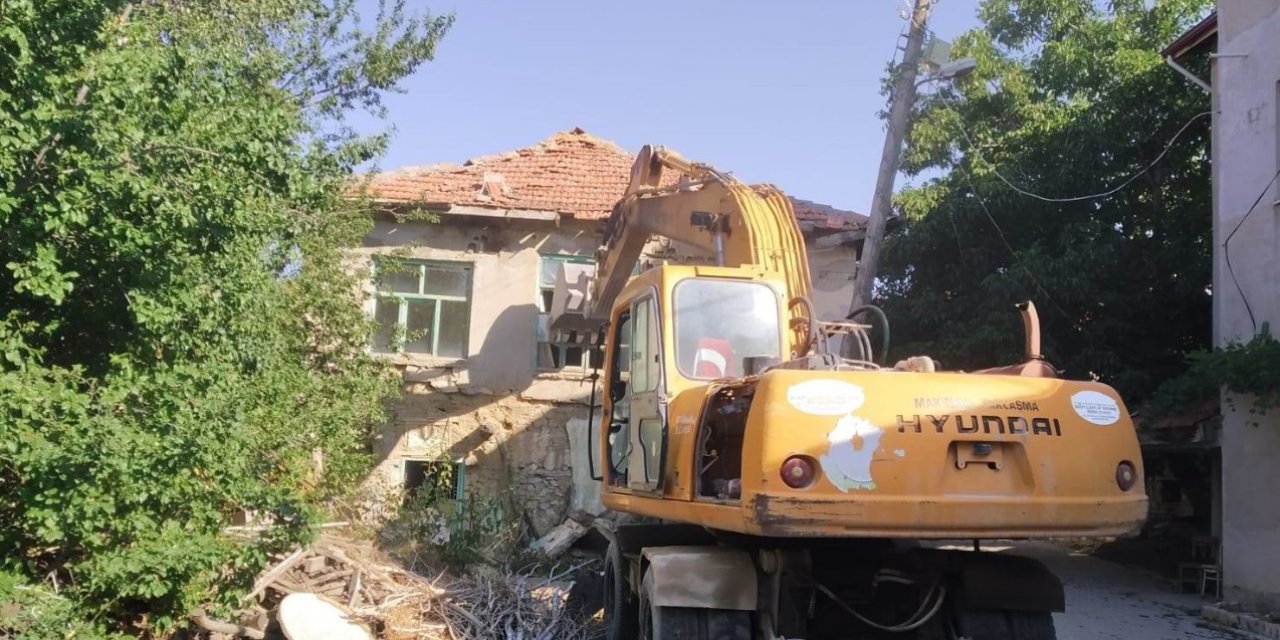 Seydişehir’de metruk  binalar tek tek yıkılıyor