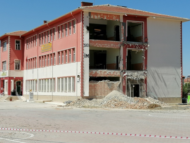 Ilgın'da okul duvarı  çöktü 1 kişi öldü
