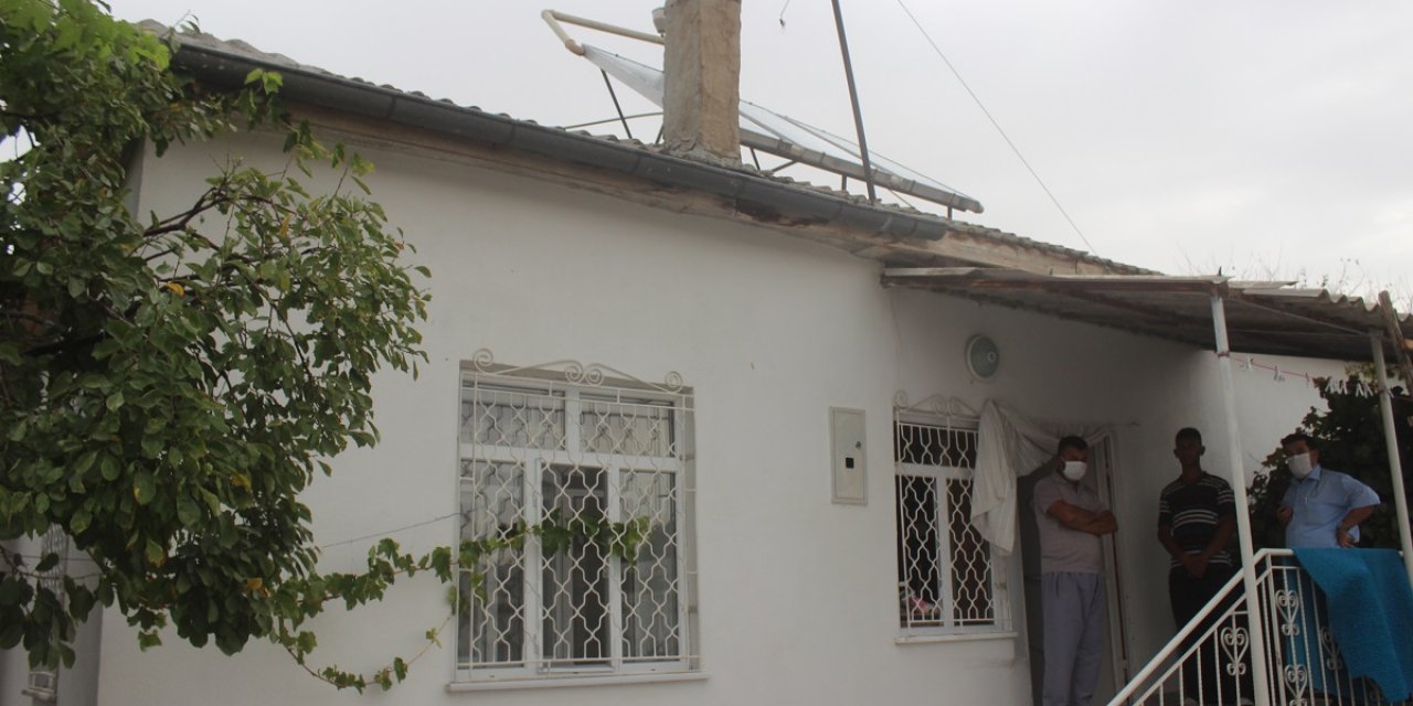 Konya'da yıldırım düşen evin çatısında yangın çıktı