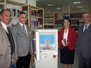 Cbü Merkez Kütüphanesi'nde Kitap Yıkama Makinesiyle Temizlik Yapılıyor