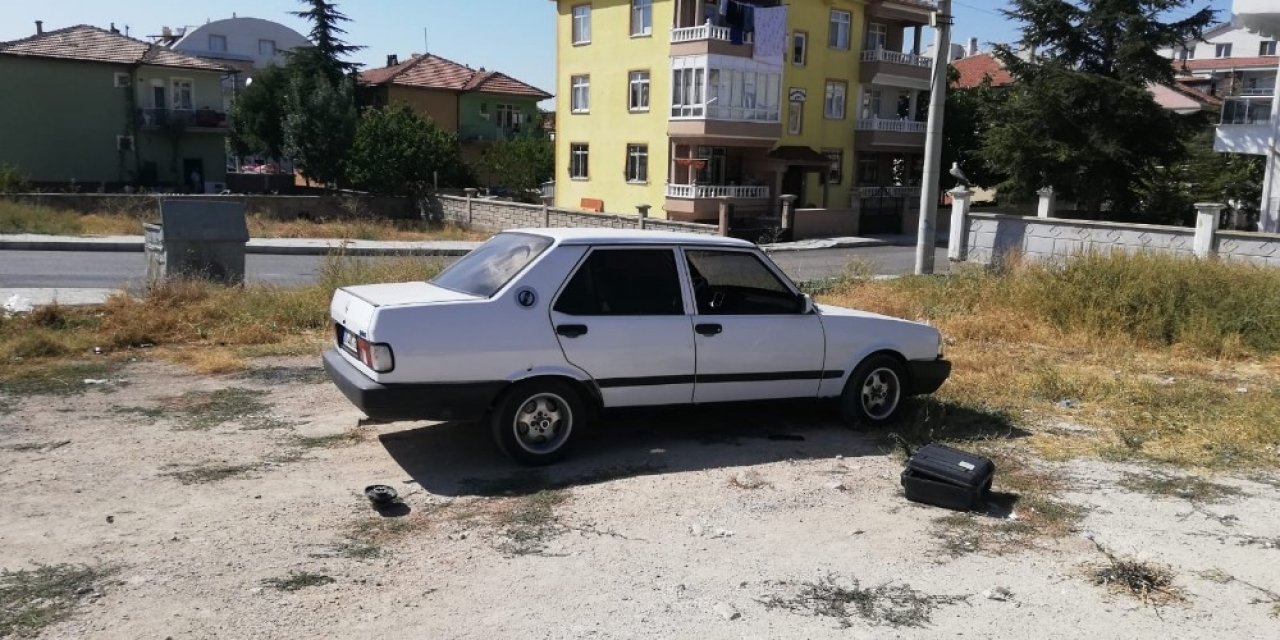 Karaman’da otomobilin hoparlör ve teybini çaldılar