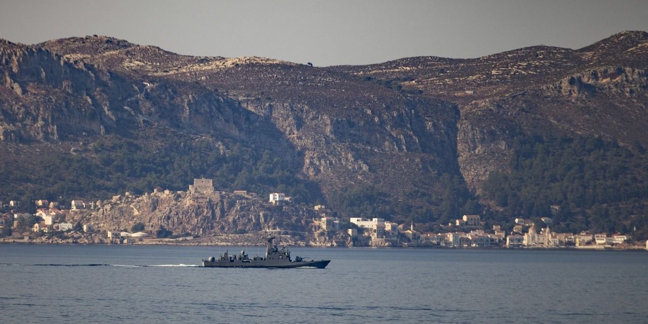 Meis Adası'ndaki hareketlilik Kaş'tan rahatça görülebiliyor