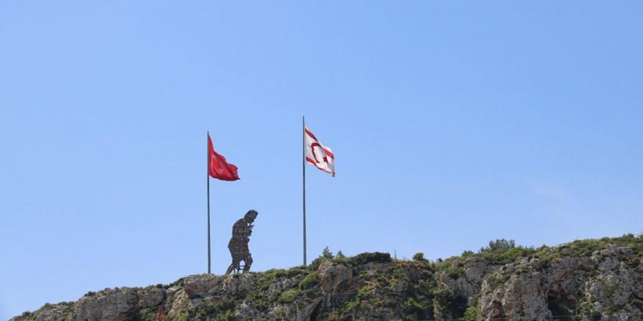 турецкий флаг на кипре на горе