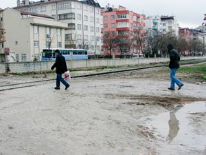 Çamur, vatandaşı canından bezdirdi
