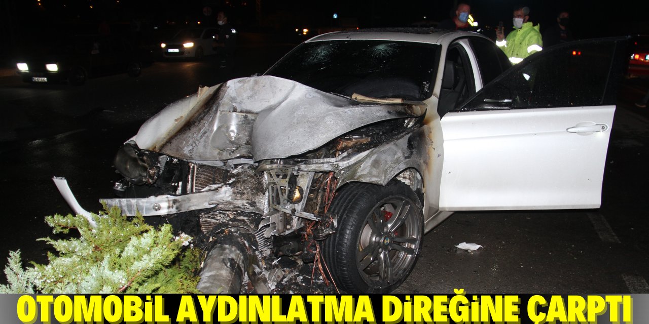 Konya'da aydınlatma direğine çarpan otomobil yandı