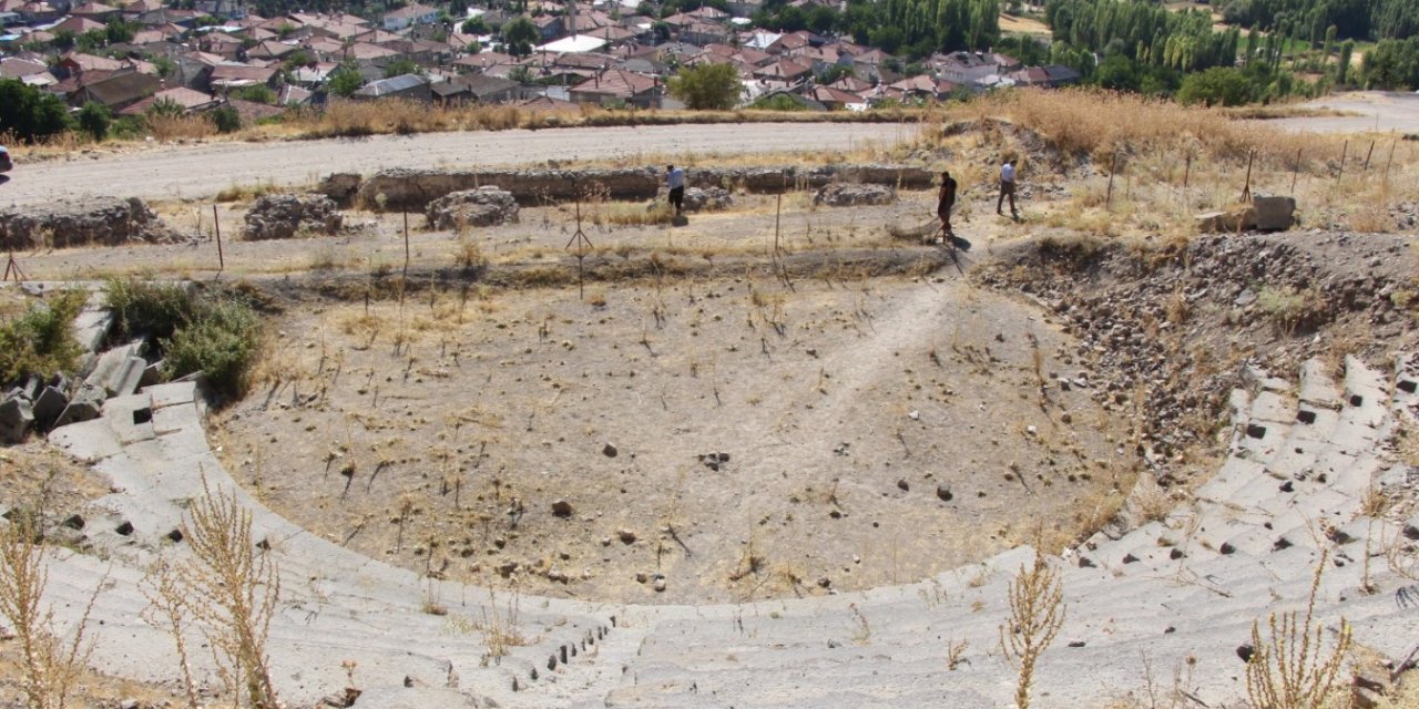 Seydişehir'deki antik tiyatroda kazılar sürüyor