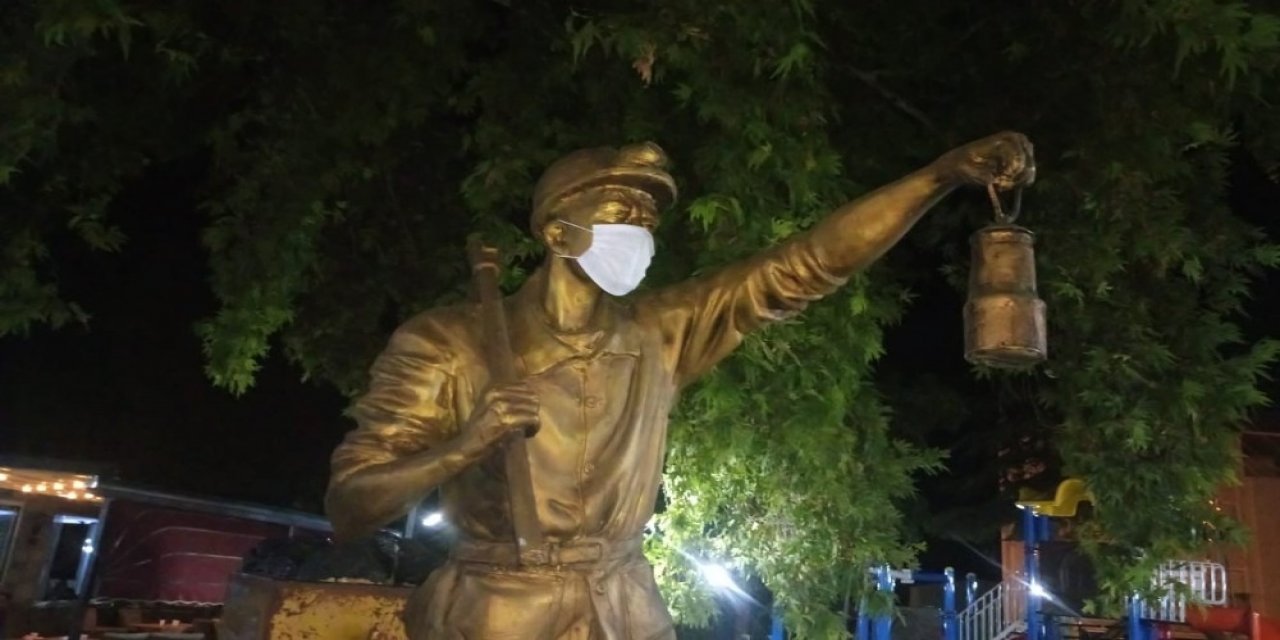 Madenci heykelinde maske mesajı