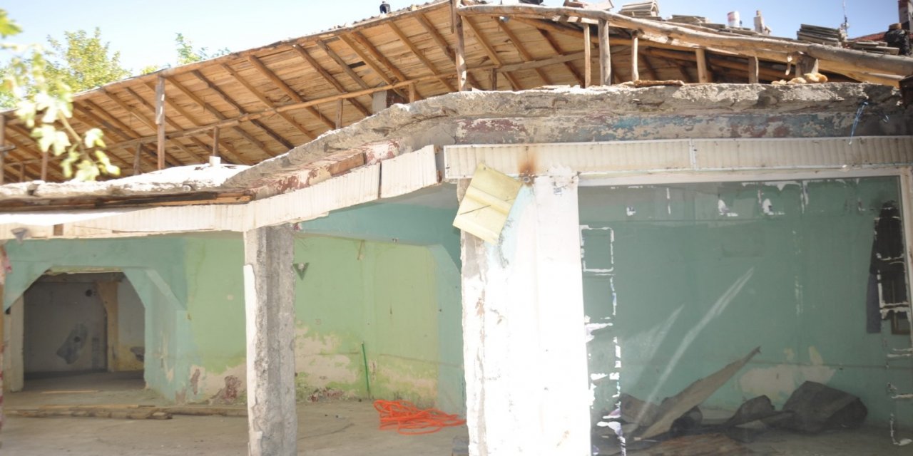 Seydişehir'de tadilat yaptığı iş yerinin çatısından düşen kişi yaralandı
