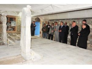 Vali Altıparmak, Alvarlı Efe Hazretleri'nin Türbesini Ziyaret Etti