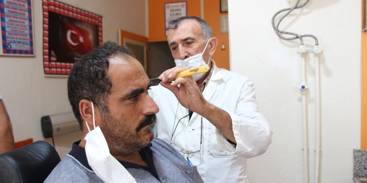 Konya'nın Seydişehir ilçesinde müşterilerini şiir okuyarak tıraş eden berber