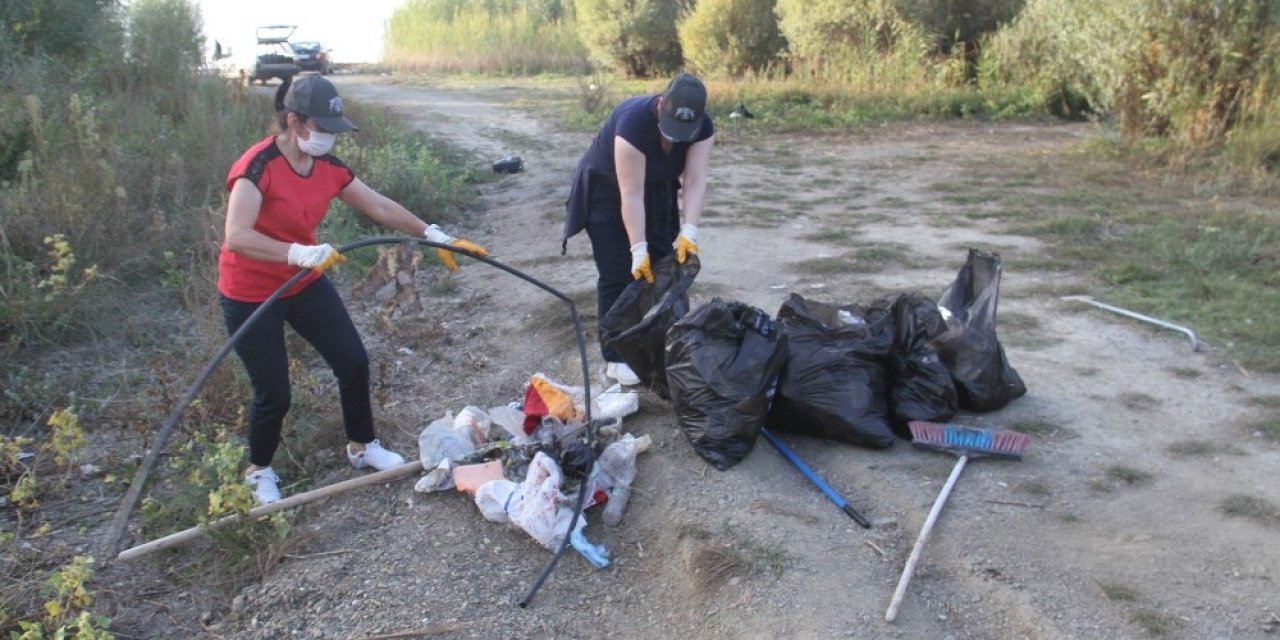 Beyşehir’de gönüllülerden çevre temizliği