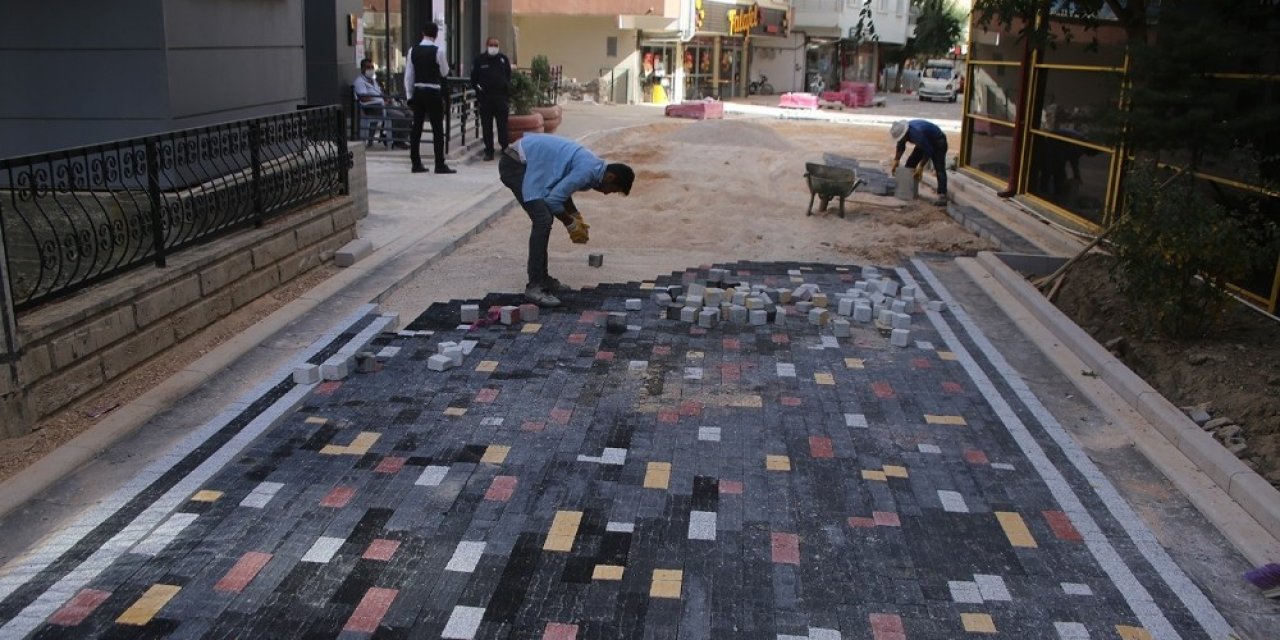 Karaman’da bazı sokaklara renkli parke taşları döşeniyor