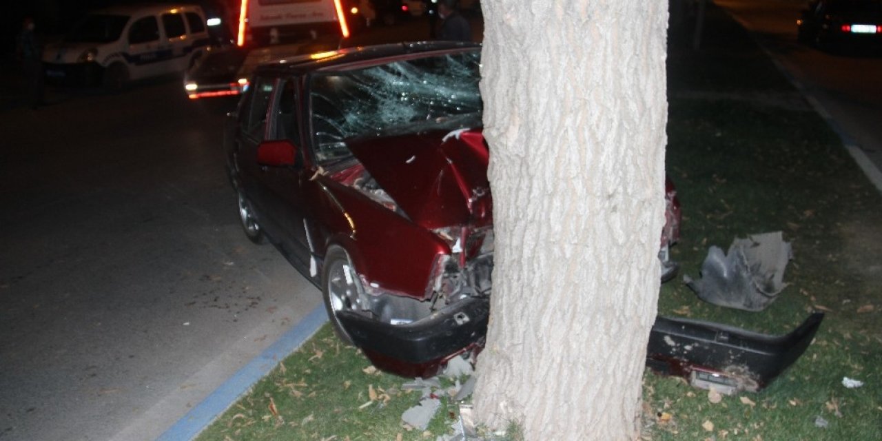 Kontrolden çıkan otomobil ağaca çarptı: 1 yaralı