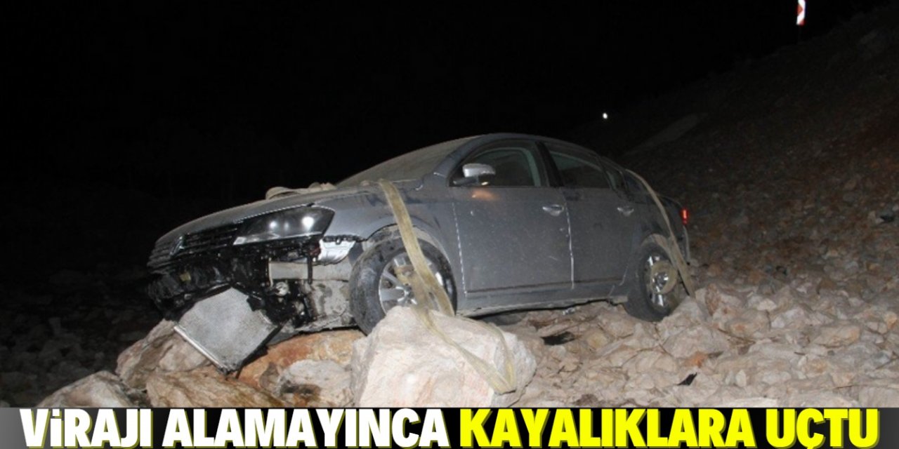 Konya'da yoldan çıkan otomobil kayalıkların üzerine düştü