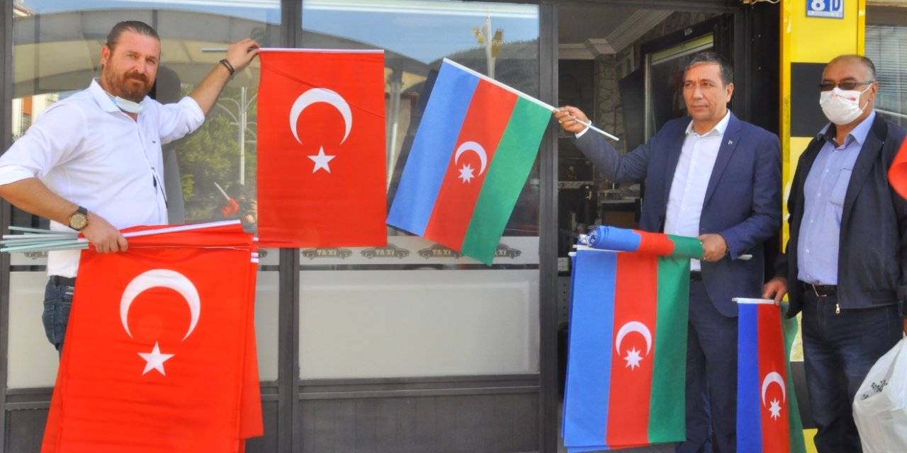 MHP Akşehir İlçe Teşkilatı, Türk ve Azerbaycan bayrağı dağıttı