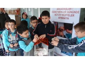 Hediye Kabul Etmeyen Öğretmenleri Adına Afrika'ya Yardım Topladılar