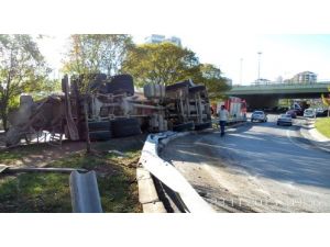Virajı Alamayan Beton Mikseri Devrildi