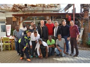 Mozambikli Öğrencileri Finikeliler Bağırlarına Bastı