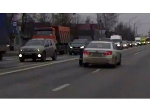 Rusya’da Kapıya Yapışan Trafik Polisi 300 Metre Sürüklendi