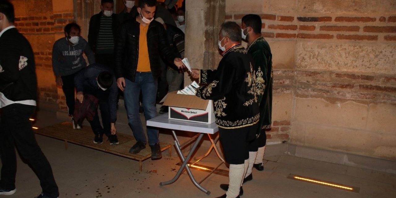 Akşehir Belediyesi vatandaşlara mevlid şekeri dağıttı
