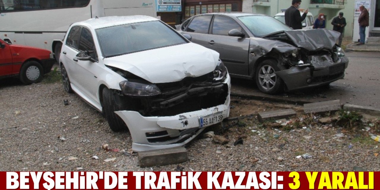 Beyşehir'de servis midibüsü araçlara çarptı: 3 yaralı